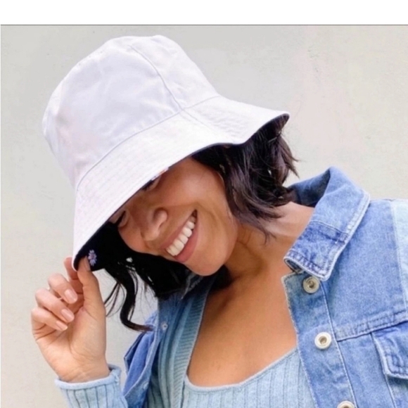 Alice +Olivia Reversible Daisy Bucket Hat - Picture 5 of 5